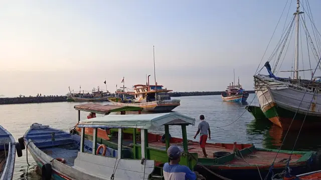KKP menangkap lima kapal tidak memiliki perizinan yang sah dan mengoperasikan alat tangkap yang dilarang Pemerintah. Dok KKP