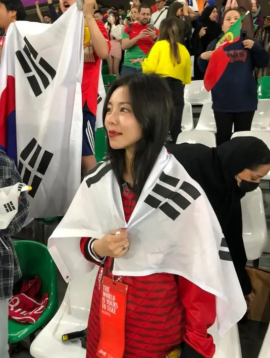 Kemenangan timnas Korea Selatan tentunya tak lepas dari dukungan masyarakat Korea Selatan yang datang langsung ke stadion ataupun yang saksikan di televisi. Pendukung kompak kenakan baju warna merah dan tak lupa bawa bendera Korea Selatan, semangat membara disuntikkan langsung oleh Wheein Mamamoo dan pendukung timnas Korsel lainnya di tribun. (Liputan6.com/IG/@whee_inthemood)
