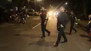 Sejumlah aparat kepolisian bersenjata tiba di depan rumah tersangka Ketua DPR RI Setya Novanto jelang penjemputan paksa oleh KPK di Jalan Wijaya 13 No 19, Jakarta Selatan, Rabu (15/11). (Liputan6.com/Johan Tallo)