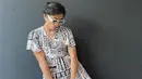 <p>Dalam potret terbaru, Bio One juga menunjukkan foto dirinya memakai dress bertema surat kabar. Hal itu pun sontak membuat penggemar terkejut. Penampilan feminimnya tersebut menuai berbagai komentar. Ada yang menyebut fashion Bio mirip dengan Harry Styles. (Liputan6.com/IG/@bojvoyej)</p>