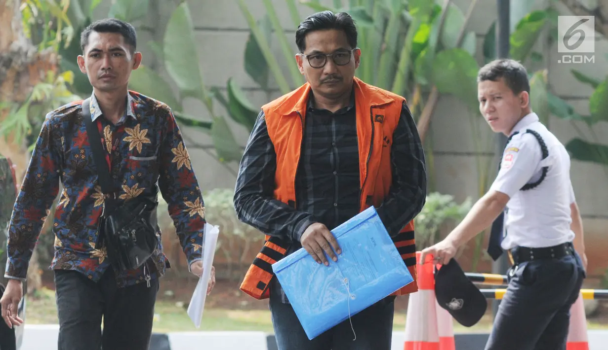 Anggota DPR dari Fraksi Golkar nonaktif Bowo Sidik Pangarso dikawal petugas akan menjalani pemeriksaan di Gedung KPK, Jakarta, Senin (22/7/2019). Bowo Sidik Pangarso diperiksa sebagai tersangka terkait aliran suap dari berbagai instansi kementerian BUMN. (merdeka.com/Dwi Narwoko)