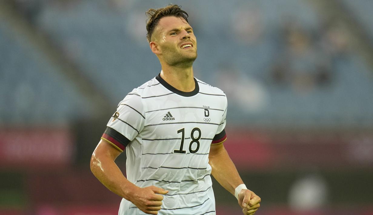 Usai tertinggal, Jerman langsung merespon dengan lebih gencar melakukan serangan. Pada menit ke-73, Jerman sukses menyamakan skor 1-1 lewat eksekusi tendangan bebas Eduard Loewen. (Foto: AP/Andre Penner)