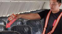 Polisi melakukan olah TKP kasus penembakan pesawat Trigana Air di Bandara Nop Goliat Dekai, Yahukimo, Papua. Insiden penembakan pesawat ini diduga dilakukan KKB. (Foto: Humas Polda Papua)