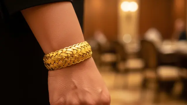 Gelang Emas Klasik untuk Ibu 45 Tahun