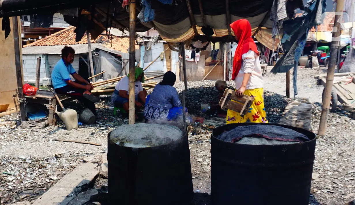 Pekerja mengupas kerang hijau di Kawasan Dadap, Kecamatan Kosambi, Kabupaten Tangerang, Rabu (22/9/2021). Kerang hijua tersebut dijual dengan harga Rp 20 ribu per kilogramnya di wilayah Tangerang Raya.. (Liputan6.com/Angga Yuniar)