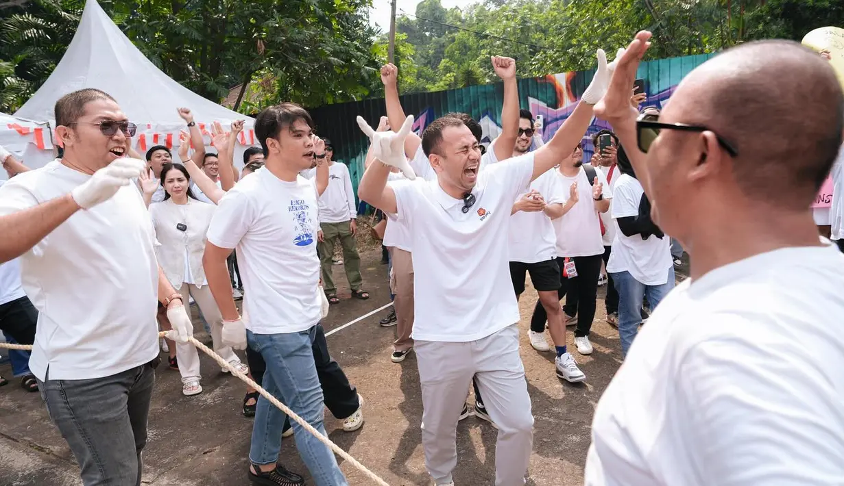 Raffi Ahmad penuh semangat dan kekompakan saat bertanding tarik tambang. Terik matahari tidak jadi halangan. (Foto: Instagram/ raffinagita1717)