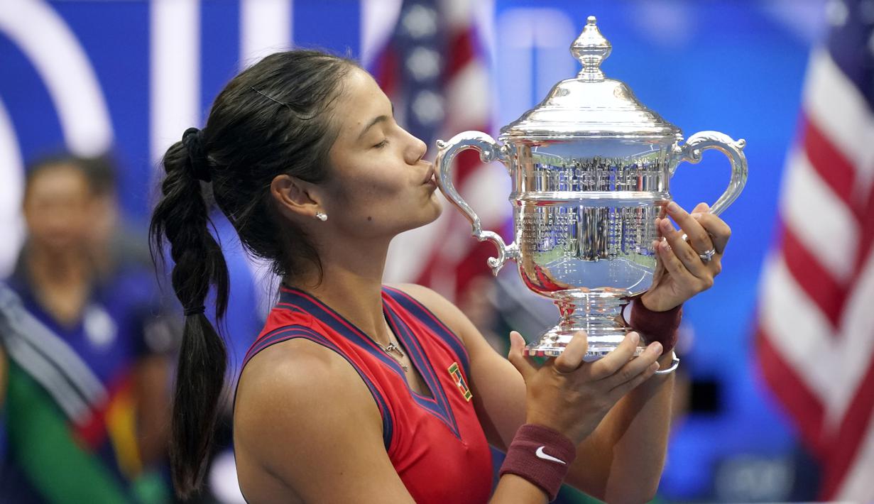 Emma Raducanu mencatatkan sejarah sebagai petenis pertama yang merebut gelar Grand Slam dari fase kualifikasi. (Foto: AP/Seth Wenig)