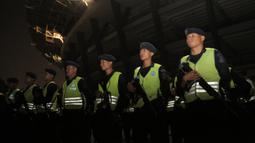 Dengan seragam lengkap anggota Brimob siap mengamankan final Piala Presiden 2015 antara Persib melawan Sriwijaya FC di Stadion Utama Gelora Bung Karno, Jakarta (17/10/2015). (Bola.com/Vitalis Yogi Trisna)