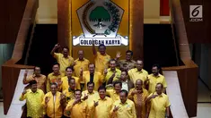 Ketua Umum Partai Golkar Airlangga Hartarto (tengah depan) beserta struktur kepengurusan baru Partai Golkar periode 2018-2019 saat foto bersama di DPP Partai Golkar, Slipi, Jakarta, Senin (22/1). (Liputan6.com/JohanTallo)