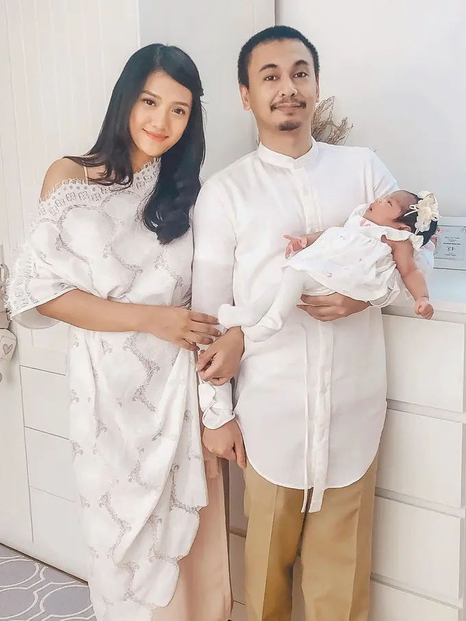 7 Potret Cantik Anissa Aziza Istri Raditnya Dika Bersama Bayinya