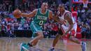 Boston Celtics guard, Avery Bradley #0 mencoba melewati Chicago Bulls guard, Isaiah Canaan #0 pada laga NBA di United Center, Chicago, Jumat (28/10/2016) WIB.  (Reuters/Dennis Wierzbicki-USA TODAY Sports)