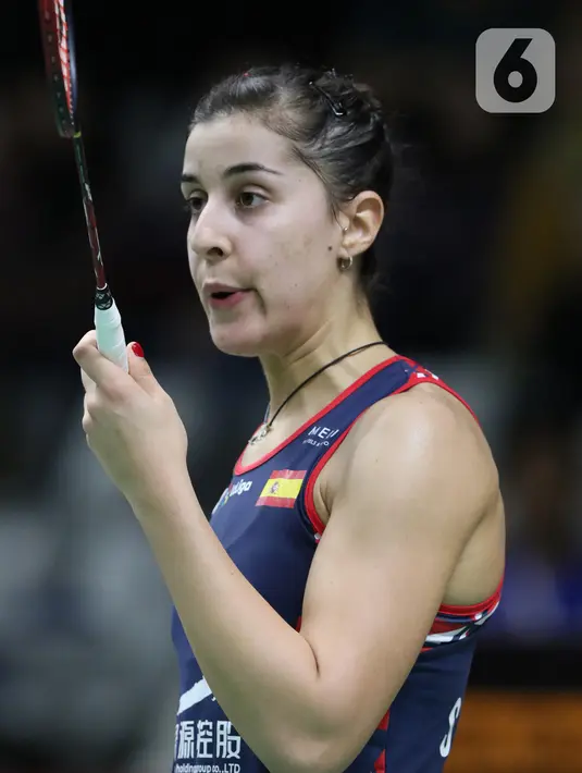 Pebulutangkis tunggal putri Spanyol, Carolina Marin saat melawan Nitchaon Jindapol (Thailand) pada babak pertama Indonesia Masters 2020 di Istora GBK, Jakarta, Rabu (15/1/2020). Carolina Marin unggul 21-13, 21-15. (Liputan6.com/Helmi Fithriansyah)
