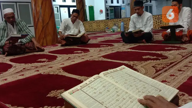 Para WBP Lapas Kelas IIA Serang Berburu Berkah Nuzulul Qur'an Di 10 Malam Terakhir Ramadhan. (Rabu, 27/04/2022). (Liputan6.com/Yandhi Deslatama).