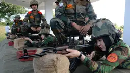 Sejumlah kadet tentara wanita Afghanistan diberi pengajaran cara membidik sasaran dengan benar saat mengikuti program latihan militer di Akademi Pelatihan Perwira di Chennai, India (12/12/2019). (AFP/Arun Sankar)