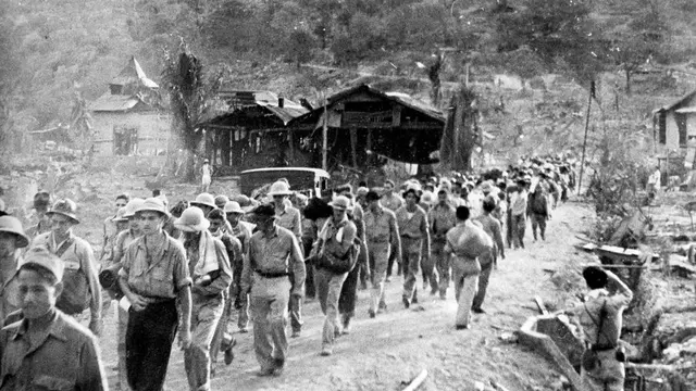 Bataan Death March, sebuah perjalanan maut tentara Sekutu dan Flipina yang dipaksa oleh militer Jepang pada Perang Dunia II (Wikipedia)