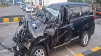 Mobil yang ditumpangi Anggota DPR RI Fraksi PKB Alamudin Dimyati Rois alias Gus Alam usai terlibat kecelakaan maut di Tol Pemalang-Batang. (Foto: Istimewa/Merdeka.com)