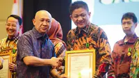 Bupati OKU Timur Diganjar Tanda Penghargaan Jasa Bhakti Koperasi dan UMKM