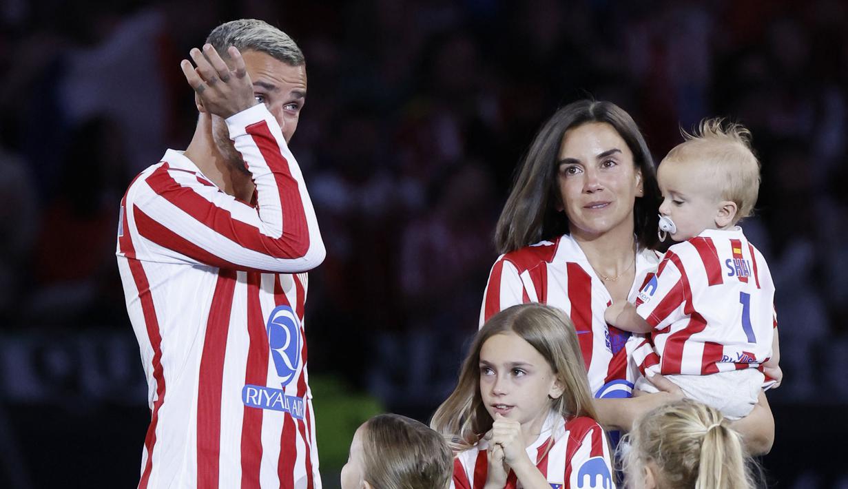 Momen emosional mewarnai perpisahan Antoine Griezmann dengan Atletico Madrid yang berlangsung pada Minggu (17/05/2026) malam waktu setempat. (AFP/Oscar Del Pozo)