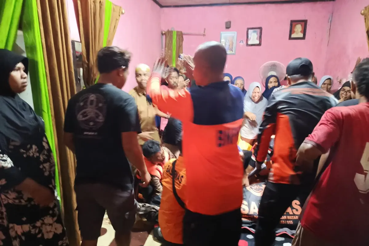 Suasana duka di rumah korban meninggal terseret banjir di Dompu. (Foto: Liputan6.com/Miftahul Yani)