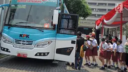 Sejumlah siswa SD antre menaiki Bus KPK di Balai Kota Semarang, Jawa Tengah, Sabtu (13/10). Roadshow Bus KPK memberi pengertian kepada anak-anak tentang antikorupsi dengan berbagai kegiatan. (Liputan6.com/Gholib)