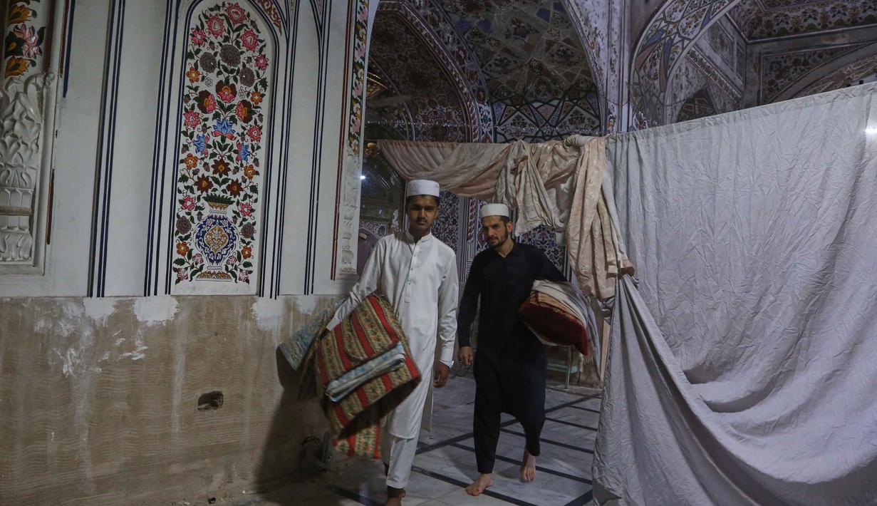 Ramadan bukan sekadar menahan lapar dan haus, melainkan momentum transformasi spiritual dan sosial. Tampak dalam foto, para jamaah Muslim tiba untuk melaksanakan Itikaf, selama sepuluh hari terakhir bulan Ramadan, di salah satu masjid, di Peshawar, Pakistan, Selasa 10 Maret 2026. (AP Photo/Muhammad Sajjad)