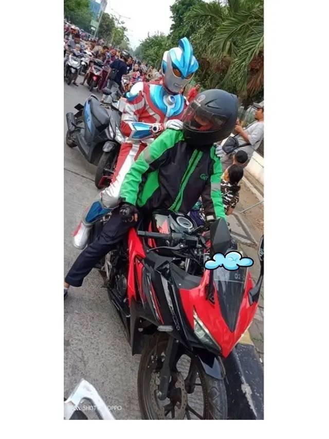 12 Potret Orang Pakai Kostum Ultraman di Tempat Umum Ini Kocak