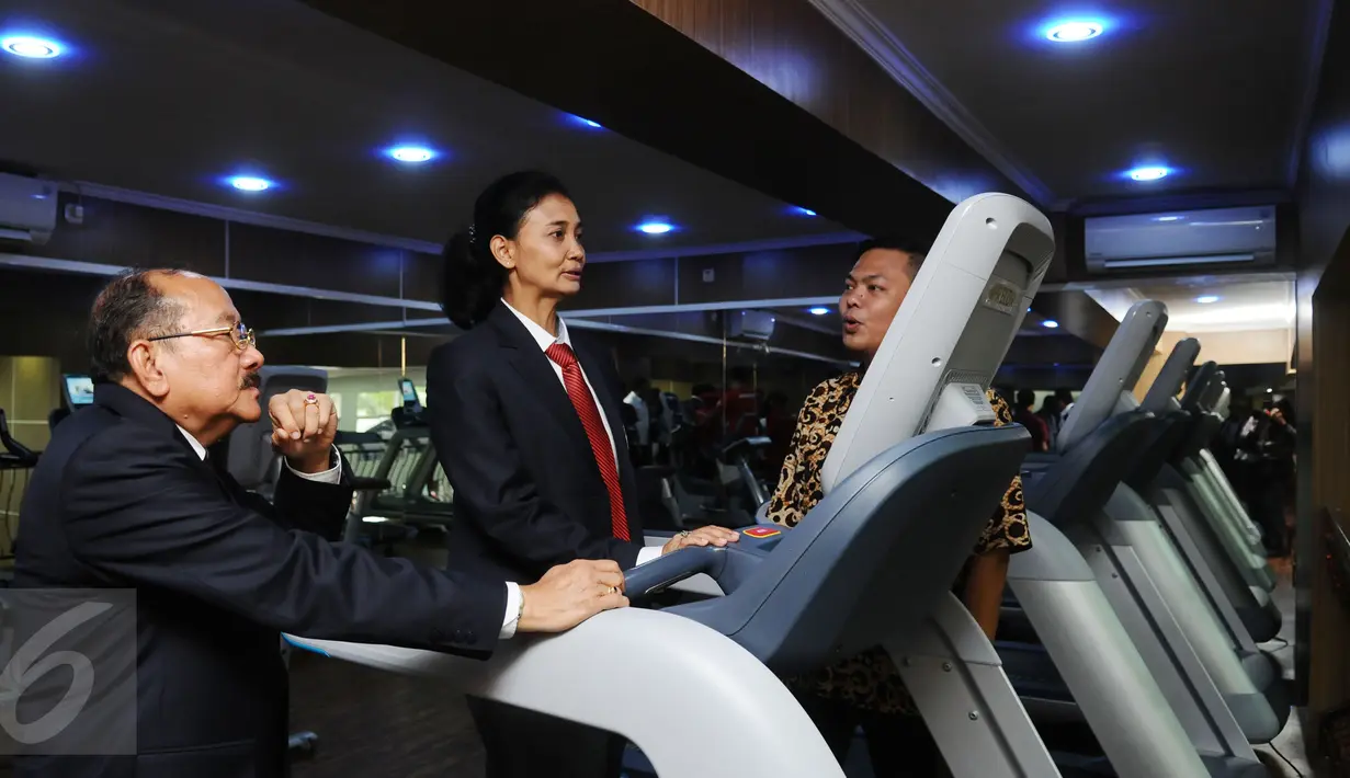 Pengurus KONI Pusat melihat dan mencoba fasilitas Fitness Center KONI Pusat di Kawasan Stadion GBK Jakarta, Senin (11/1/2016). Fitness Center diperuntukkan sebagai tempat pemulihan kondisi para atlet. (Liputan6.com/Helmi Fithriansyah)