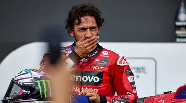 Ekspresi pembalap Italia dari Ducati Lenovo Team, Enea Bastianini setelah berhasil memenangkan balapan sprint MotoGP Grand Prix Inggris di Sirkuit Silverstone, Northamptonshire, Inggris, pada 3 Agustus 2024. (BENJAMIN CREMEL/AFP)