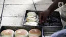 Pekerja memproduksi roti di industri roti rumahan Langgeng Sari di kawasan Pejompongan, Jakarta, Selasa (6/9/2022). Industri roti rumahan Langgeng Sari mengurangi produksi hingga 50 persen dari 4.000 menjadi 2.000 per hari untuk menekan biaya. (Liputan6.com/Herman Zakharia)