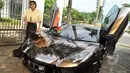 Dalam video klip terbarunya itu, ada Lamborghini yang ikut mejeng bareng Julia Perez, Pondok Indah, Jakarta, Rabu (21/1/2014).(Liputan6.com/Panji Diksana)