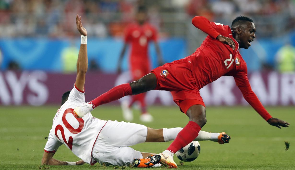Gelandang Tunisia, Ghaylen Chaaleli, dijatuhkan gelandang Panama, Jose Rodriguez, pada laga grup G Piala Dunia di Mordovia Arena, Saransk, Kamis (28/6/2018). Tunisia menang 2-1 Panama. (AP/Darko Bandic)