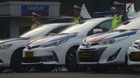Polisi Lalu Lintas berada di antara mobil patroli saat mengikuti apel Operasi Patuh Jaya 2019 di Lapangan Polda Metro Jaya, Kamis (29/8/2019). Polda Metro Jaya menggelar operasi lalu lintas bersandi Operasi Patuh Jaya 2019 mulai dari 29 Agustus hingga 11 September 2019. (merdeka.com/Imam Buhori)
