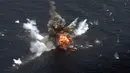 Rudal menghantam kapal target saat latihan militer Iran di Teluk Oman, Kamis (18/6/2020). Para analis militer negara-negara Barat menyebut Iran sering melebih-lebihkan kemampuan persenjataannya. (Iranian Army office/AFP)