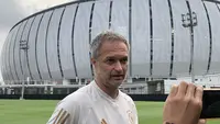 Pelatih Timnas Jerman U-17 Christian Wuck membandingkan Jakarta International Stadium (JIS) dengan stadion elite di negaranya, Allianz Arena, jelang melakoni partai pemungkas grup F Piala Dunia U-17 2023 melawan Venezuela pada Sabtu (18/11/2023). (Liputan6.com/Melinda Indrasari)