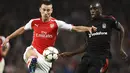 Bek Arsenal, Laurent Koscielny (kiri), mencoba berebut bola dengan penyerang Besiktas, Demba Ba, saat berlaga di ajang play-off Liga Champions di Stadion Emirates, London, (28/8/2014). (REUTERS/Dylan Martinez)