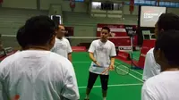 Mantan pebulutangkis nasional, Simon Santoso, bersama PB Djarum menggelar coaching clinic untuk atlet-atlet pemula dan pelatih di Tegal. (dok. PB Djarum)