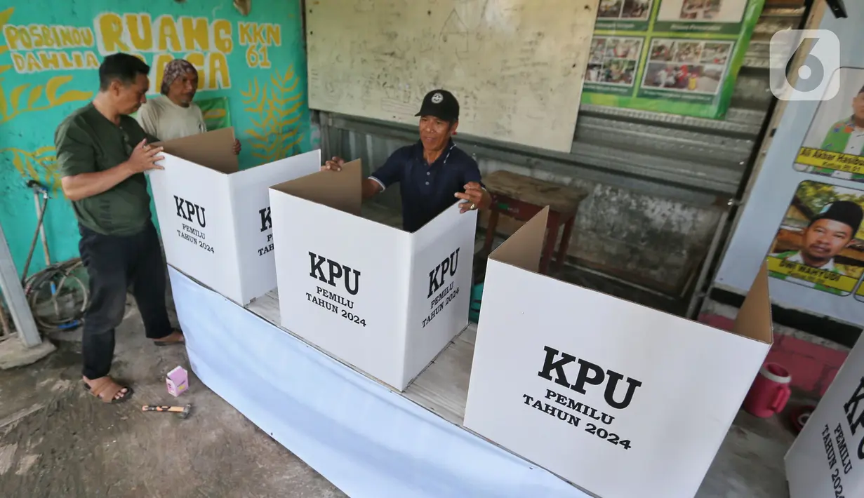 Warga mempersiapkan bilik suara Pemilu 2024 di Tempat Pemungutan Suara (TPS) 009, Petukangan Selatan, Jakarta, Selasa (13/2/2024). (Liputan6.com/Angga Yuniar)