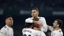 Perayaan gol pemain Real Madrid usai Cebalos mencetak gol pada laga lanjutan La Liga Spanyol yang berlangsung di stadion Benito Villamarin, Senin (14/1). Real Madrid menang 2-1 atas Real Betis. (AFP/Cristina Quicler)