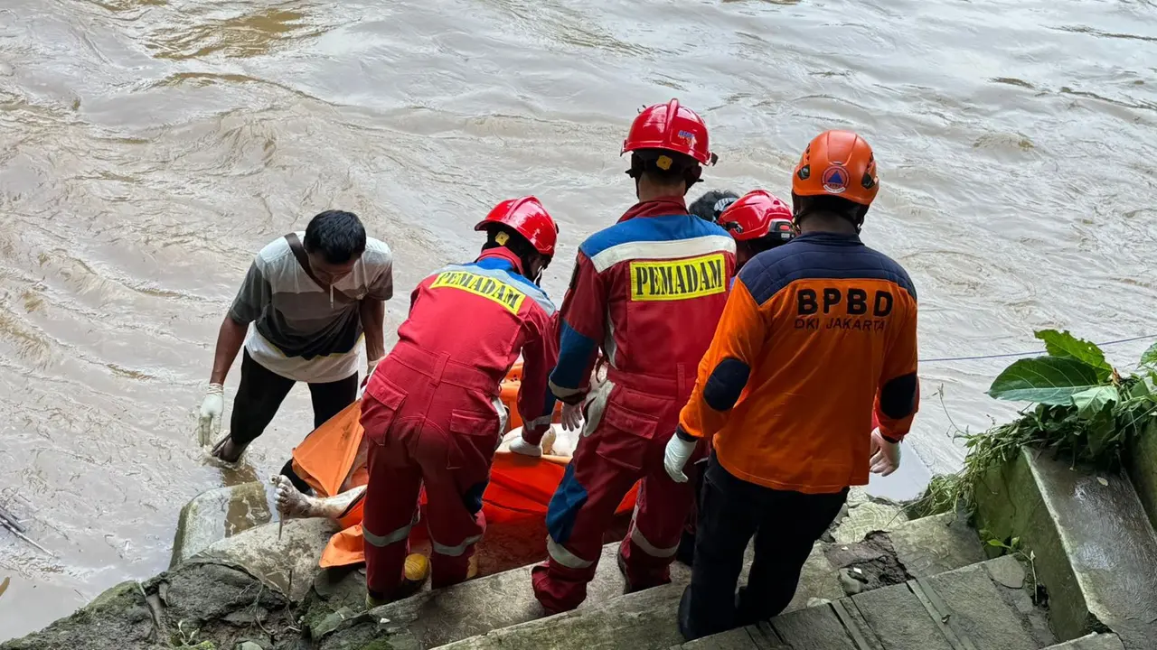Mayat seorang pria tanpa identitas ditemukan mengambang di Kali Ciliwung, wilayah Jagakarsa, Jakarta Selatan.