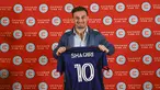 Pesepakbola Swiss Xherdan Shaqiri diperkenalkan sebagai pemain terbaru yang ditunjuk untuk klub Amerika Serikat (MLS), Chicago Fire FC selama konferensi pers di Chicago, Illinois, pada 21 Februari 2022. Shaqiri diikat kontrak hingga 2024 mendatang. (KAMIL KRZACZYNSKI / AFP)