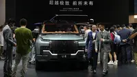 Para peserta melihat U8 dari Yangwang, merek mewah pembuat mobil China BYD, pada pameran Auto Shanghai 2023. (AP Photo/Ng Han Guan)