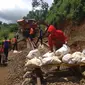 Petugas PT KAI tengah memperbaiki rel kereta api Bogor-Sukabumi yang menggantung akibat tanah landasannya ambrol pada Rabu (3/1/2019) sore.