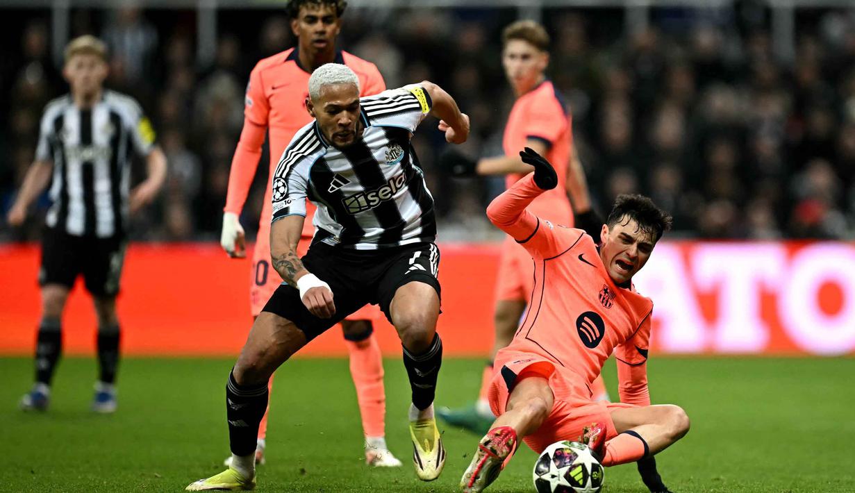 Memasuki babak kedua, tensi pertandingan tidak menunjukkan tanda-tanda menurun. Newcastle United tetap mengandalkan serangan dari sisi sayap, sementara Barcelona berupaya mendikte laga melalui penguasaan bola. Tampak dalam foto, gelandang Newcastle United asal Brasil, Joelinton (kiri–depan), berebut bola dengan bek Barcelona asal Spanyol bernomor punggung 05, Pau Cubarsi, selama pertandingan leg pertama babak 16 besar Liga Champions 2025/2026 di St James' Park, Newcastle-upon-Tyne, timur laut Inggris pada Selasa 10 Maret 2026 waktu setempat atau Rabu 11 Maret 2026 dini hari WIB. (Paul ELLIS/AFP)