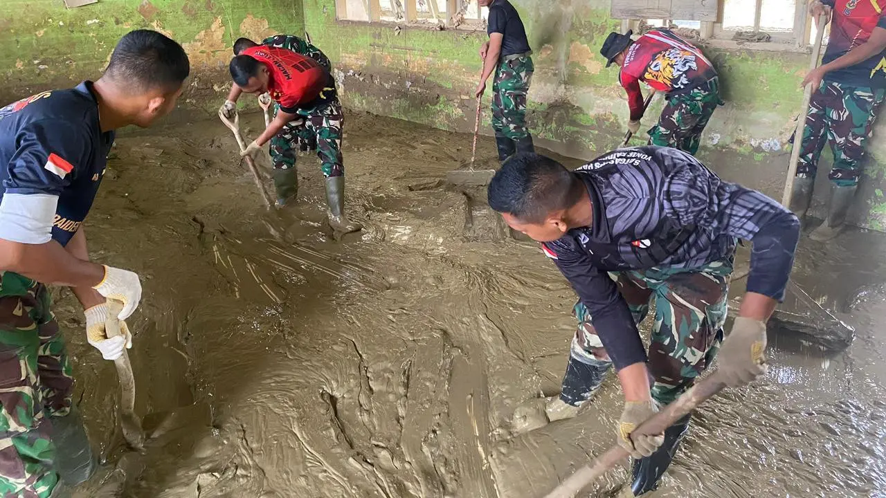 TNI membersihkan sekolah yang dipenuhi lumpur tebal akibat bencana banjir di Aceh Tamiang.