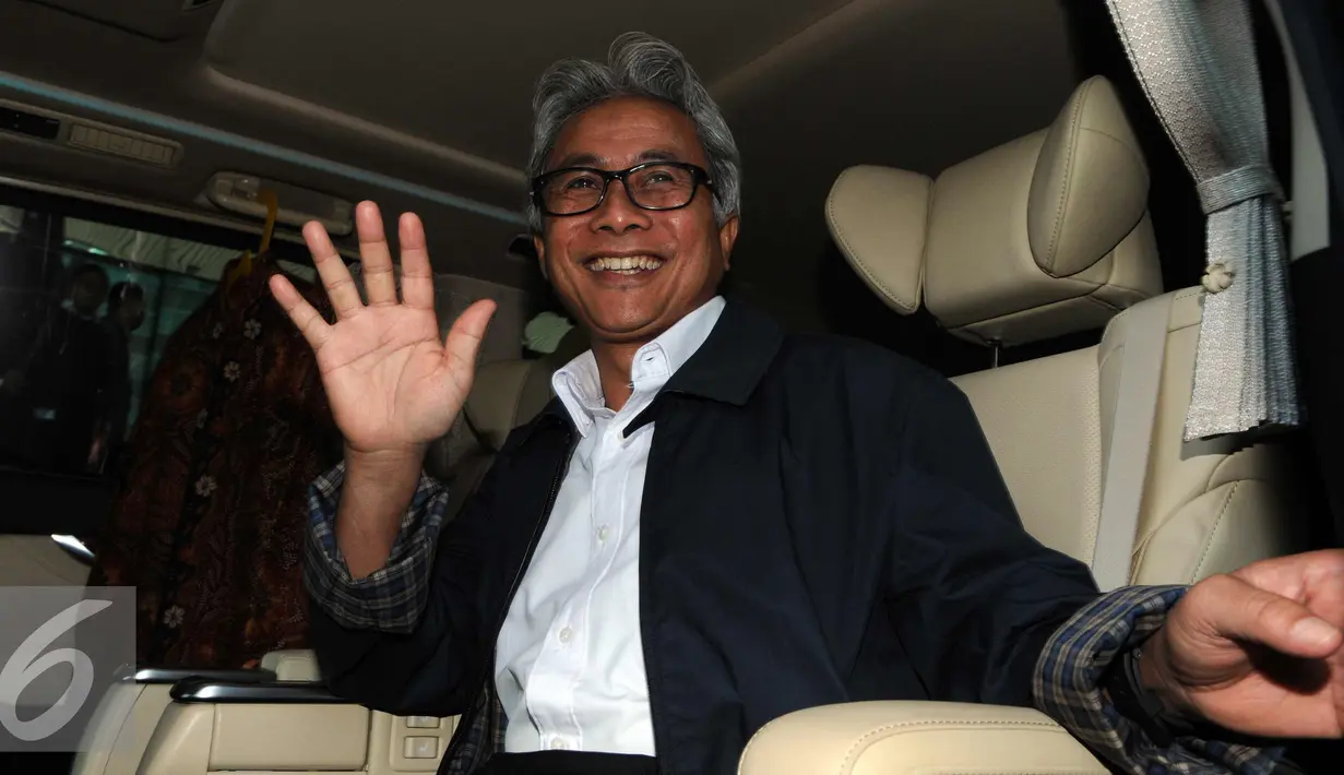 Dirut PT Pertamina Dwi Soetjipto menyapa awak media usai pertemuan koordinasi dan supervisi pencegahan korupsi, di KPK, Jakarta, Kamis (24/3). Pertamina juga dipercaya menjadi proyek percontohan BUMN anti suap. (Liputan6.com/Helmi Afandi)