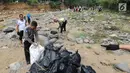 Anggota Polantas Polres Bogor merapihkan kantung berisi sampah di kawasan aliran Sungai Ciliwung, gadog, Bogor (20/9). Selain membersihkan sungai, dilakukan pembersihan  jalan jalur wisata puncak dari sampah dan ranjau paku. (Merdeka.com/Arie Basuki)