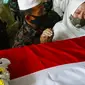 Tangisan istri Pelda Anumerta Rama Wahyudi, Anita, di dekat peti jenazah prajurit TNI gugur di Kongo itu. (Liputan6.com/M Syukur)