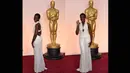 Lupita Nyong'o terlihat seksi dengan gaun potongan halter neck di Academy Awards 2015 yang digelar di Dolby Theatre, Hollywood, California, AS, Minggu (22/2) malam. (AFP PHOTO/ Mark RALSTON)