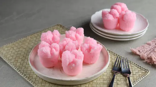 Kue Mangkok Ubi Ungu: Potongan Kue Mangkok Ubi ungu yang lembut dan kenyal, menampilkan warna alami dari ubi jalar yang segar dan lezat