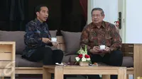 Presiden Joko Widodo (Jokowi) dengan Presiden keenam RI Susilo Bambang Yudhoyono (SBY) berbincang santai dan minum teh bareng di beranda Istana Merdeka, Jakarta, Kamis (9/3). Pertemuan ini atas permintaan yang diajukan SBY. (Liputan6.com/Angga Yuniar)